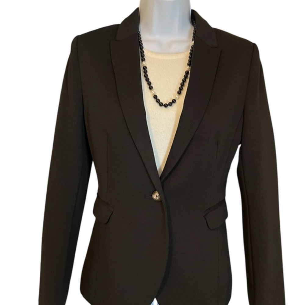 H & M Black Women’s Size 6 Lined Blazer with Lapel Collar & Flap Pockets.